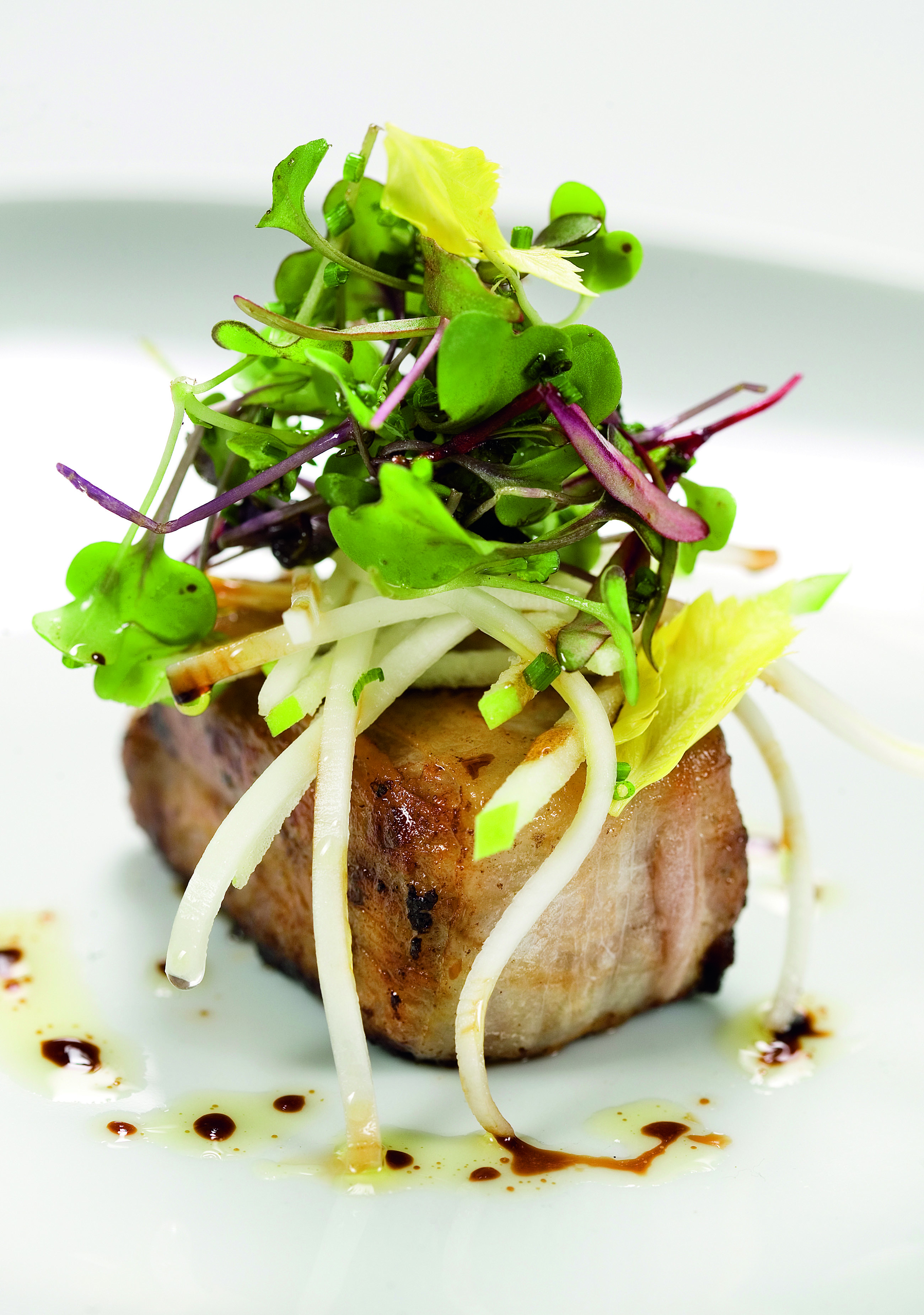 Terrina de peus de porc amb panses i pinyons i amanida de poma i api