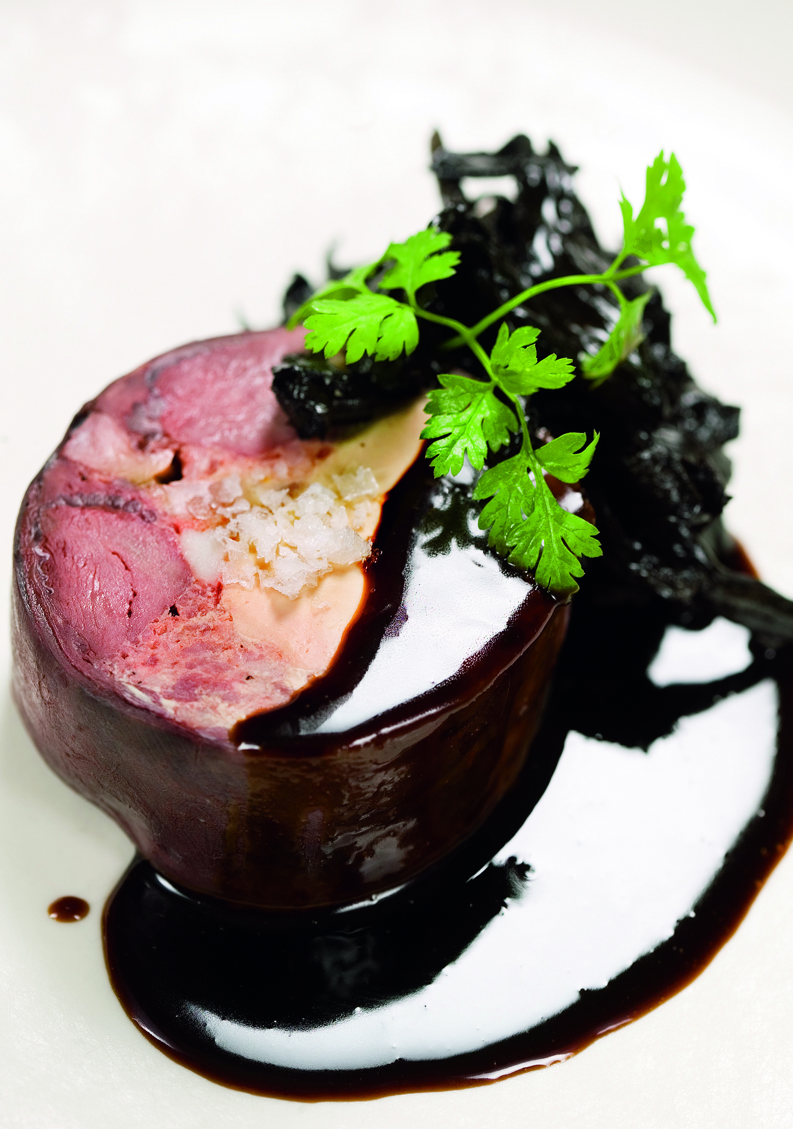 Llebre farcida de foie, puré, trompetes de la mort i xocolata