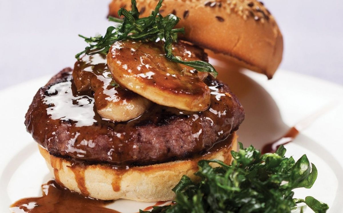 Hamburguesa de vedella amb ceba confitada, foie-gras i salsa de tòfona