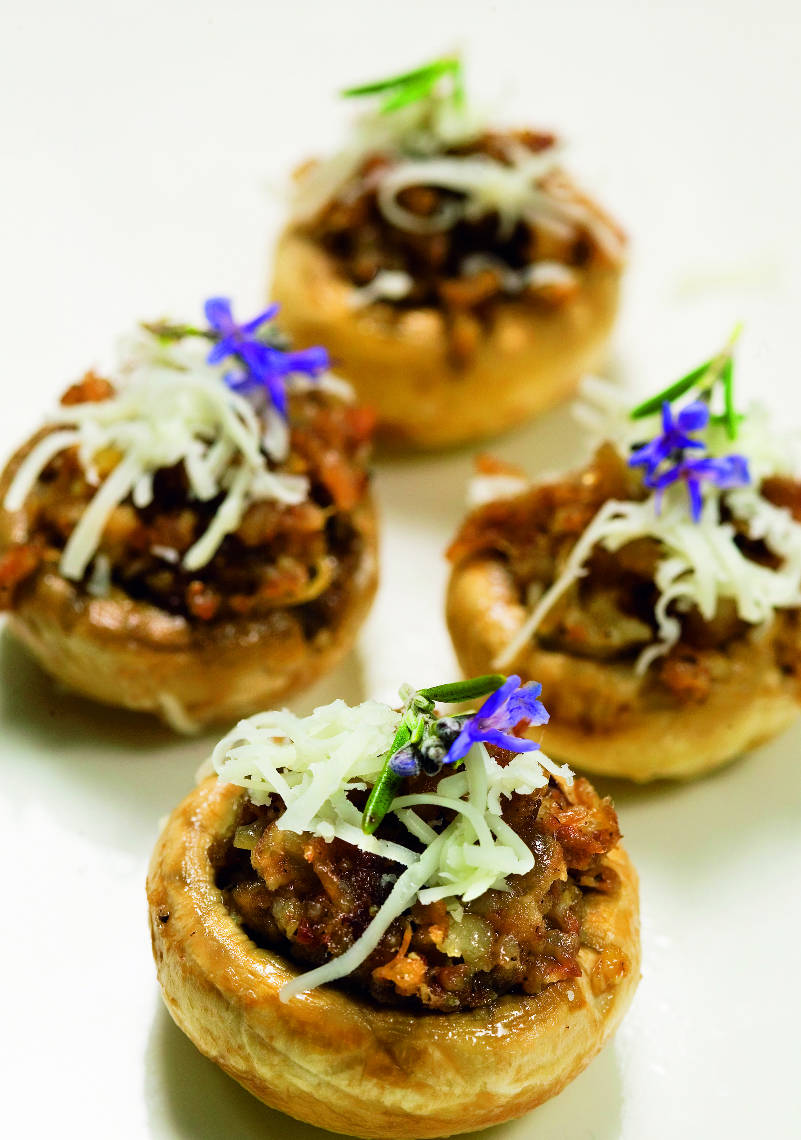 Champiñones rellenados de carne de perol