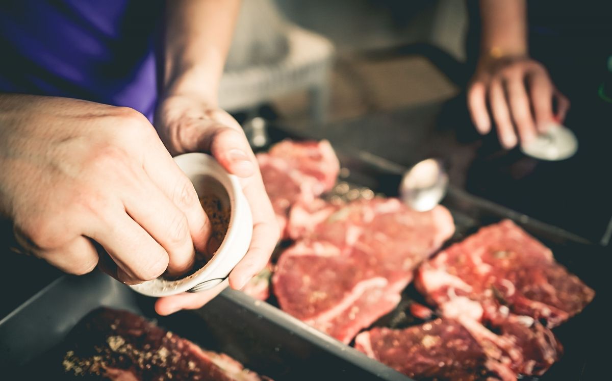 Sazonar la carne / Thinkstock