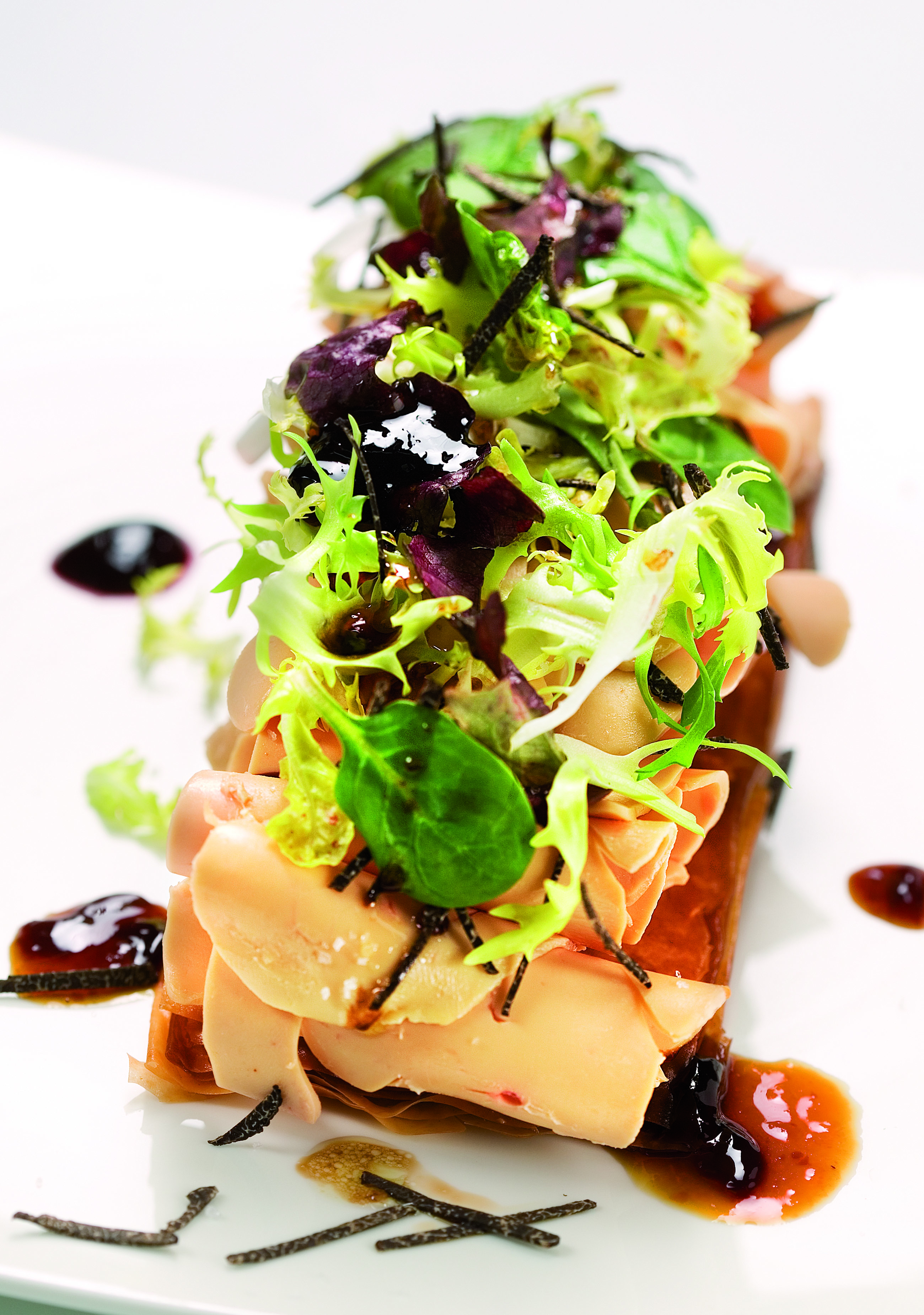 Coca cruixent amb fetge d'ànec i tòfona