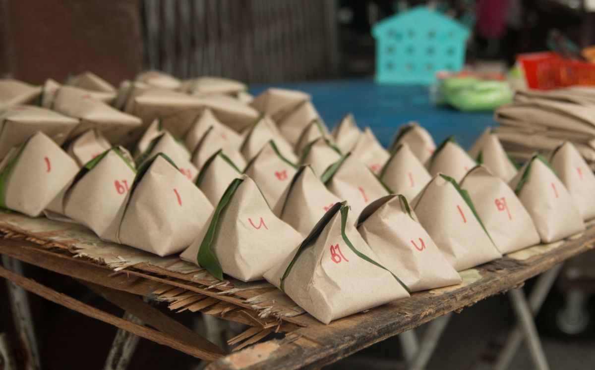 Farcellets de Nasi Lemak embolicats en banana leaf per emportar-se