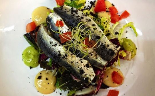 Ensalada de sardinas marinadas, hummus y guacamole