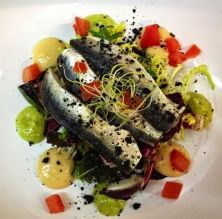 Amanida de sardines marinades, hummus i guacamole