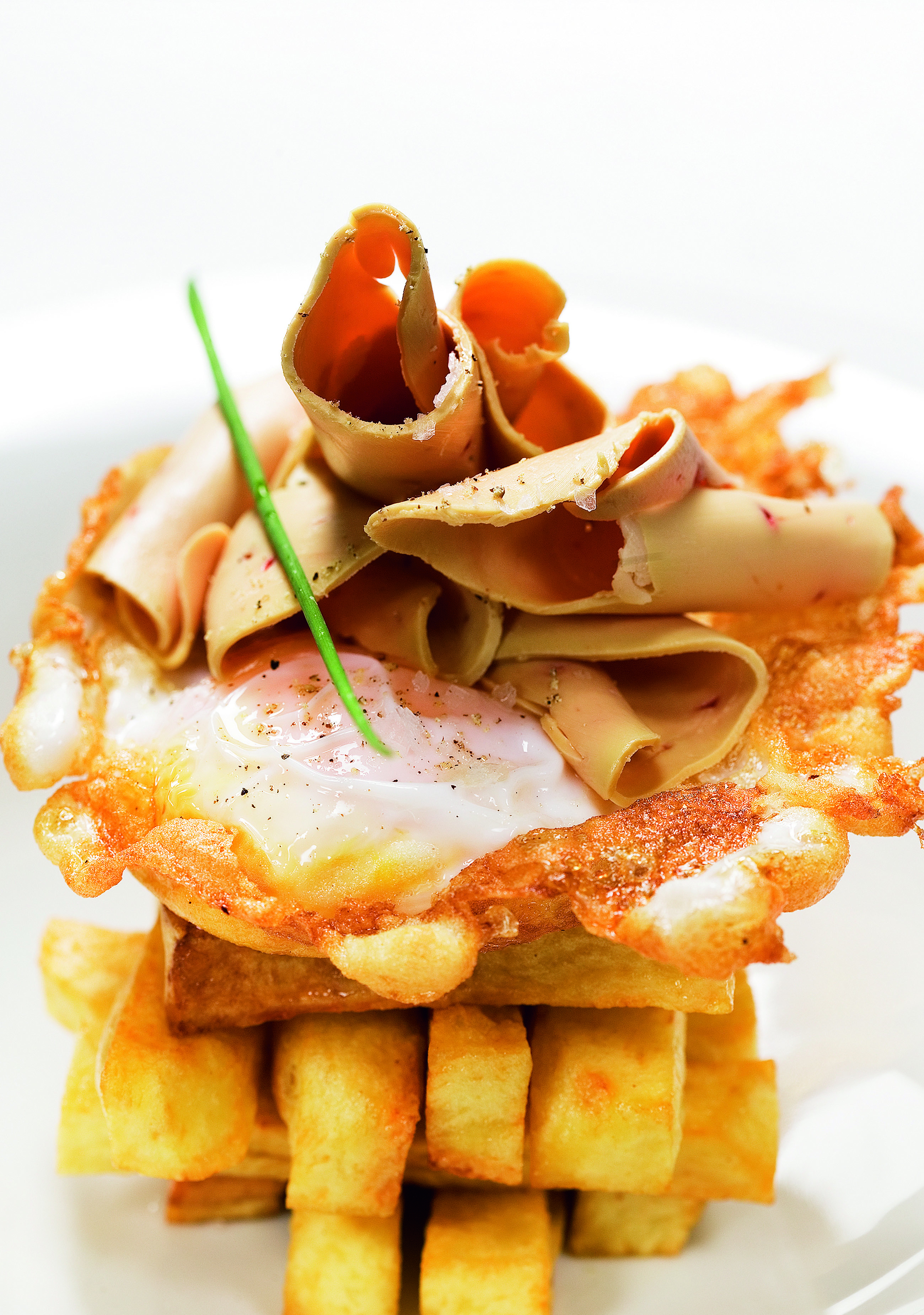 Ou ferrat dànega amb patates rosses i fetge gras fresc