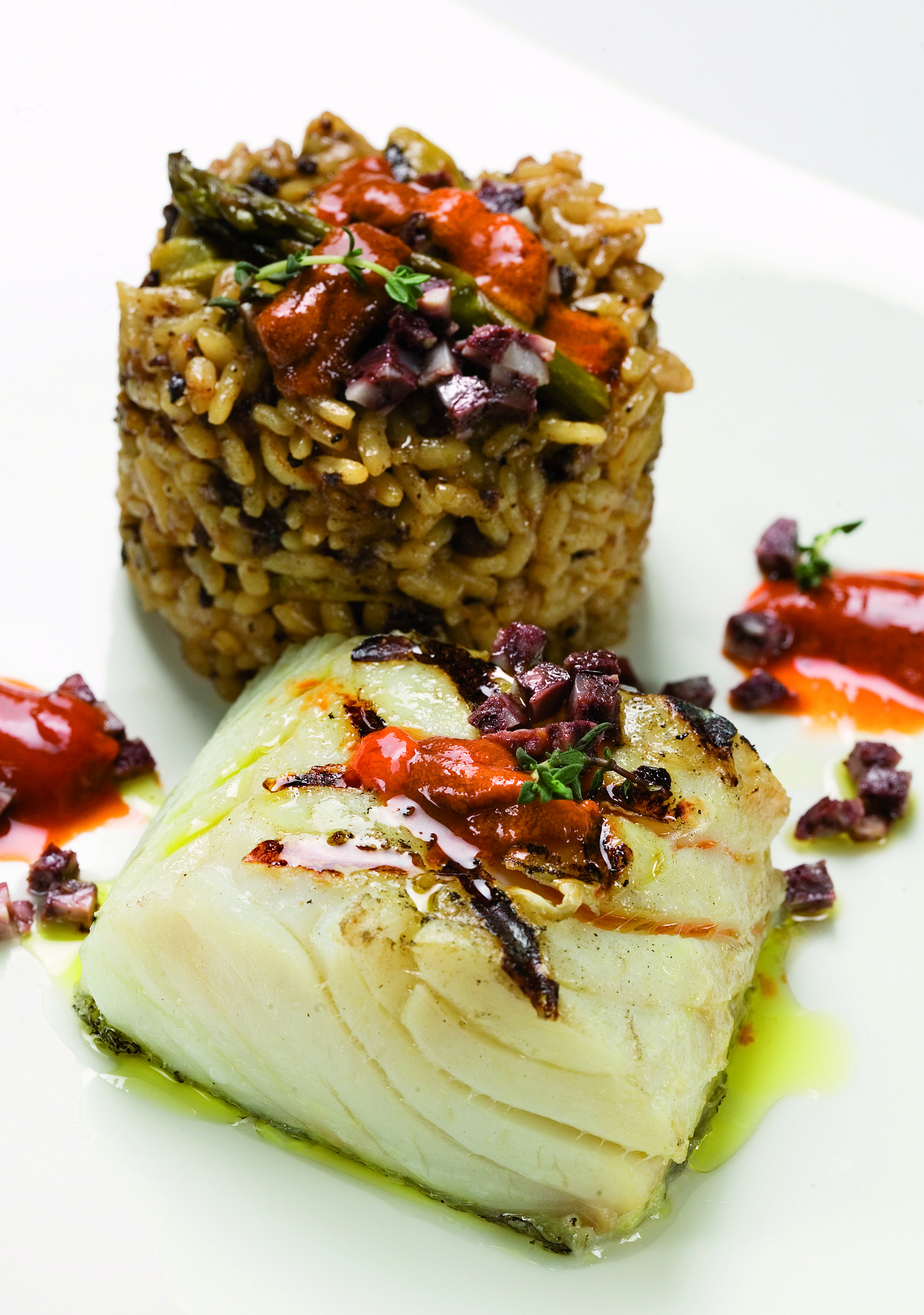 Bacallà a la brasa amb arròs de botifarra negra i garoines