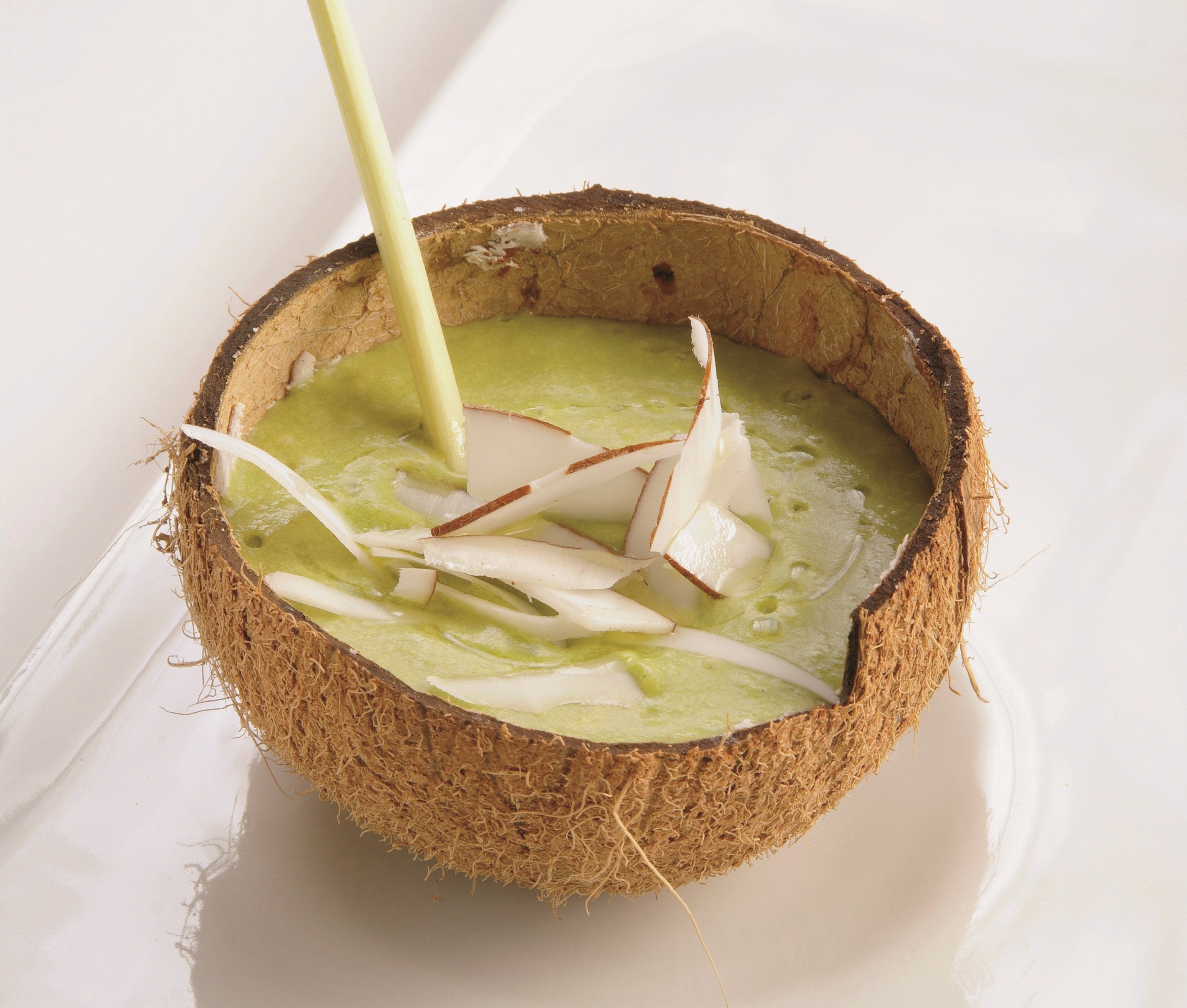 Sopa fría de guisantes, curry, citronela y coco