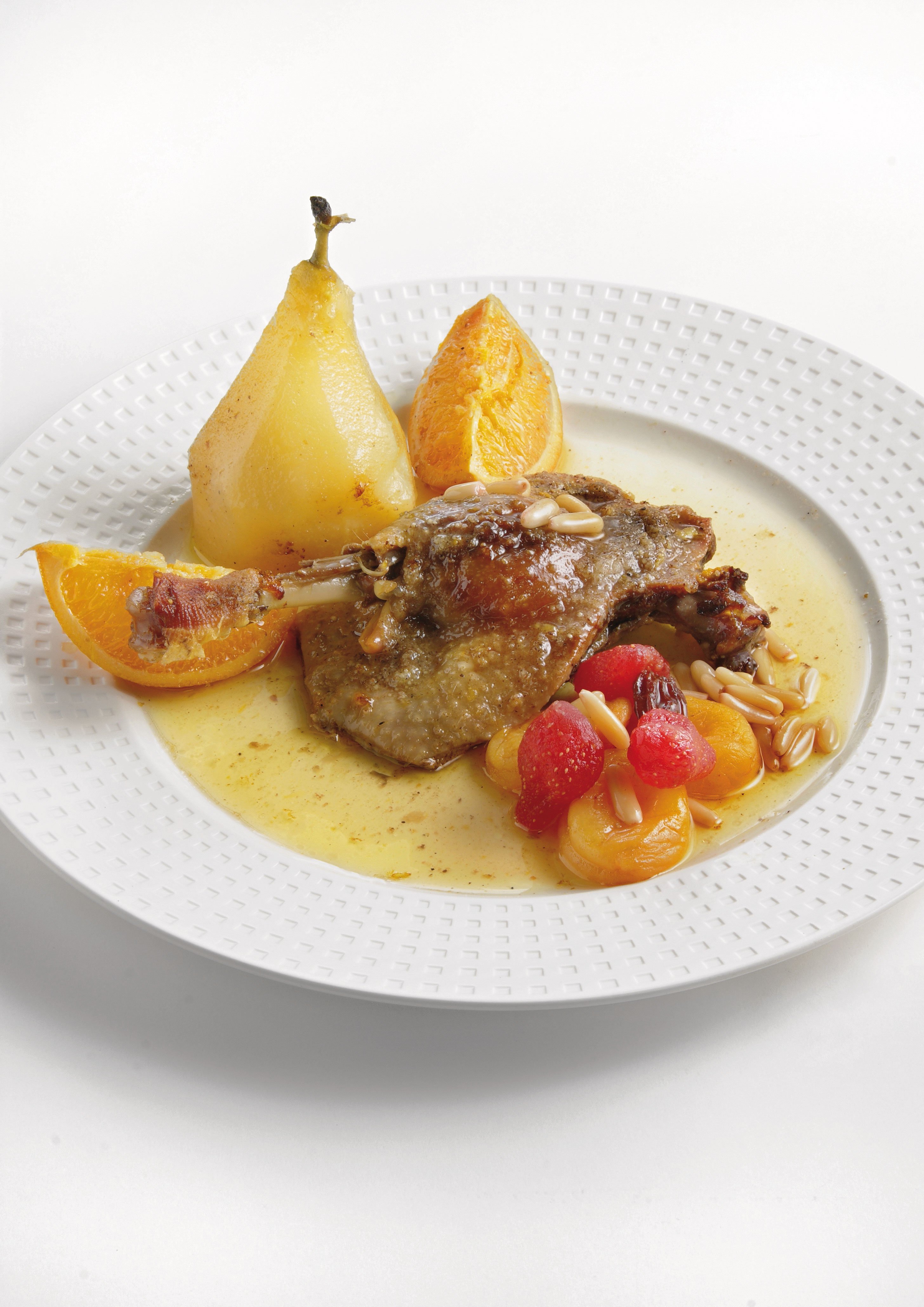 Ànec amb peres a la taronja amb guarnició de maduixes i albercocs