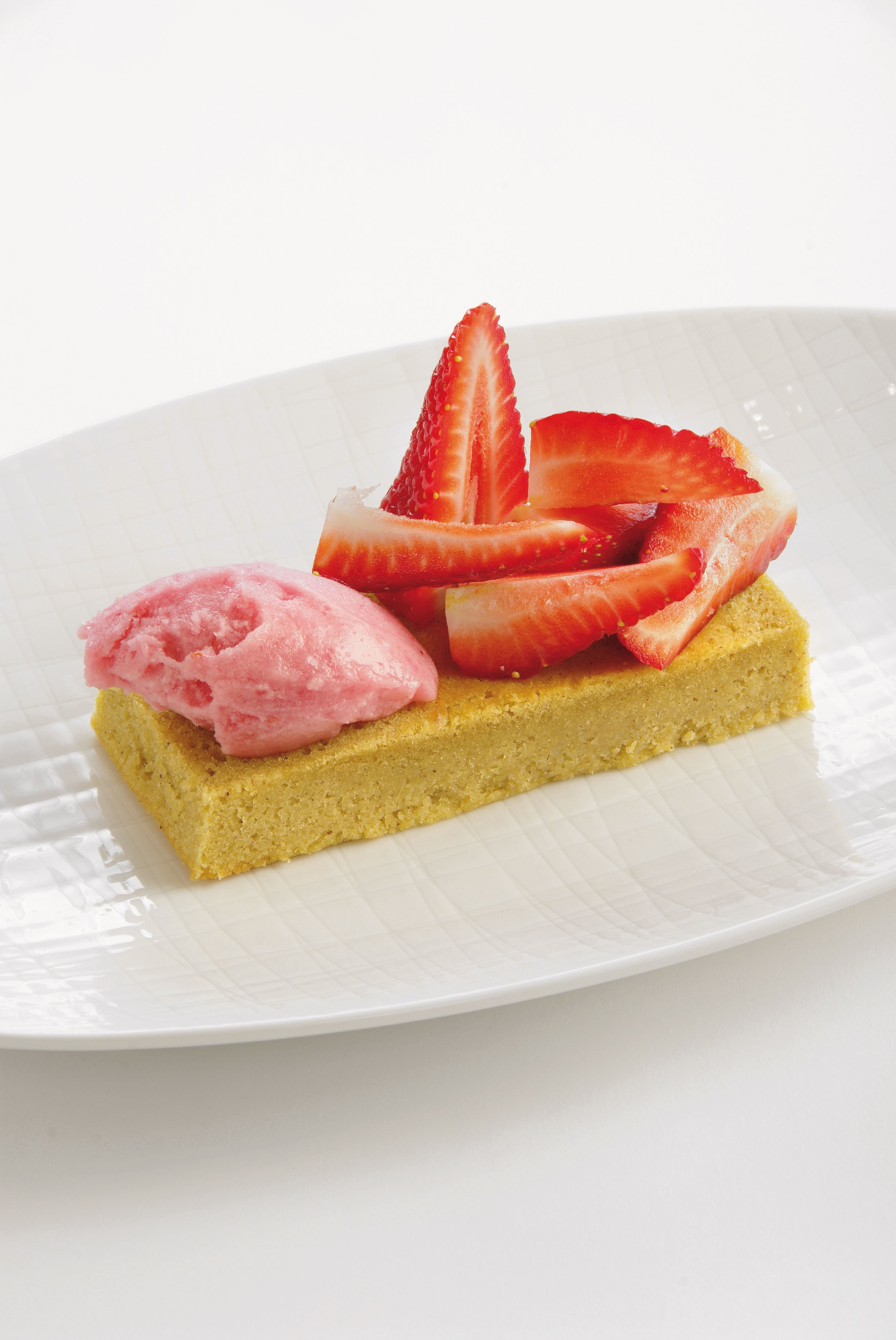 Pastís de festuc i maduixots amb gelat de gerds