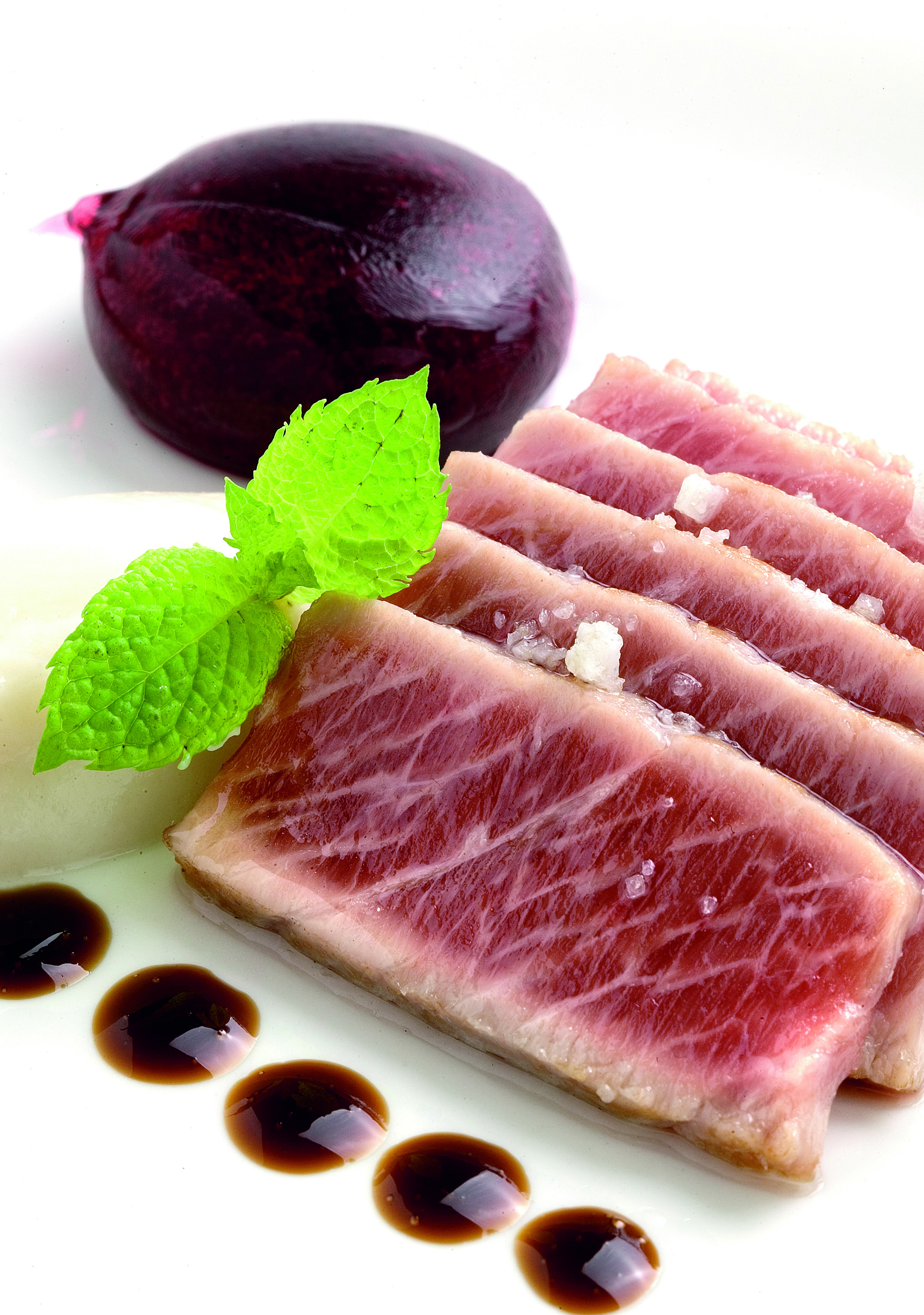 Ventresca de tonyina amb cassís balsàmic i emulsió de citronel·la