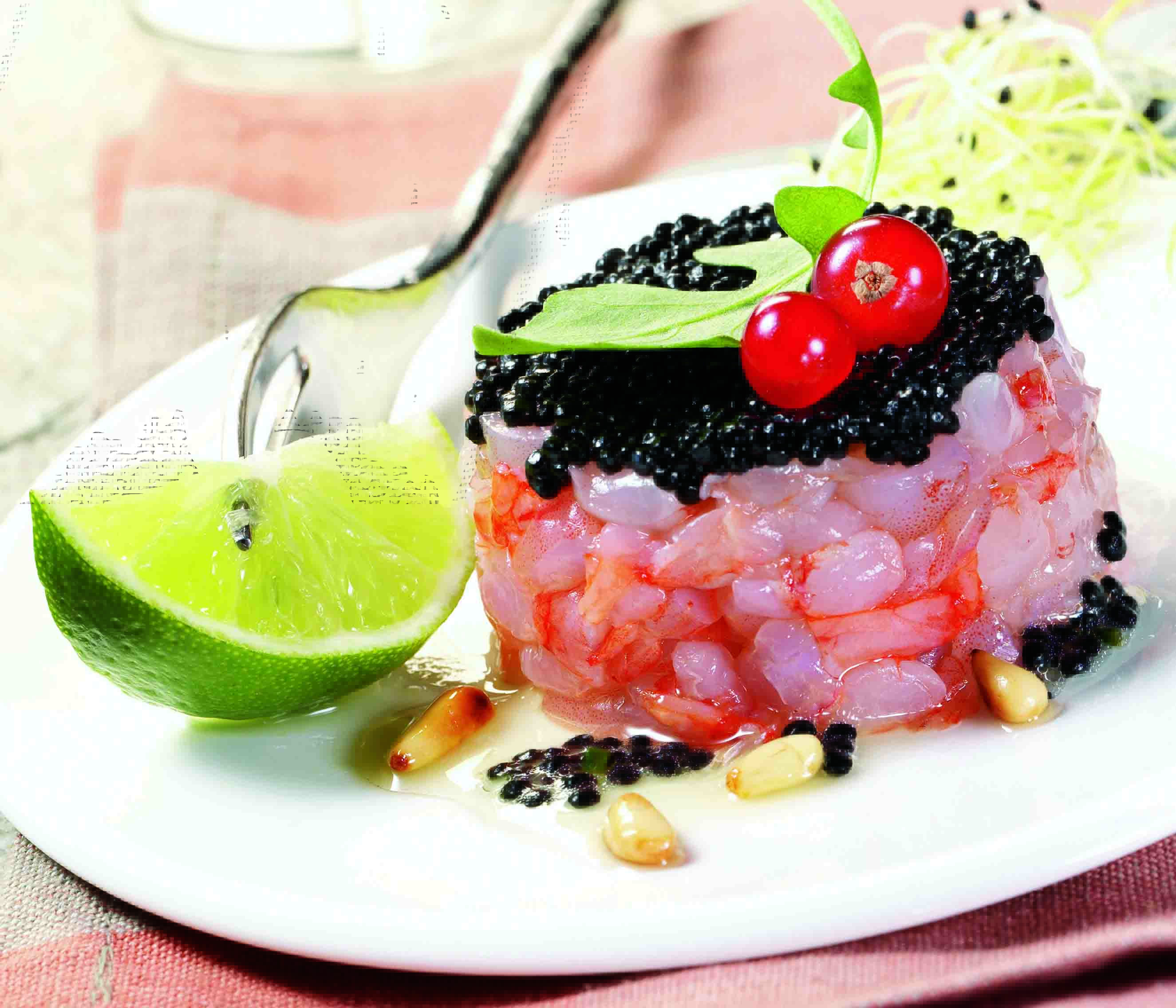 Timbal de gambas con caviar Ossetra y vinagreta suave