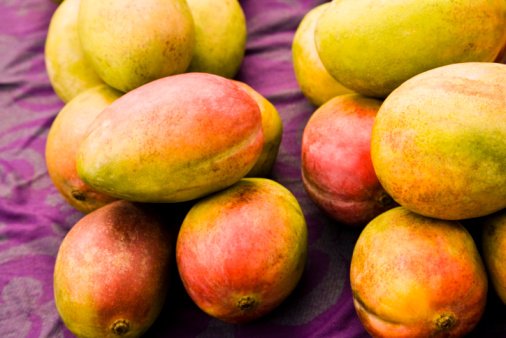 Ensalada de mango y kiwis con langostinos