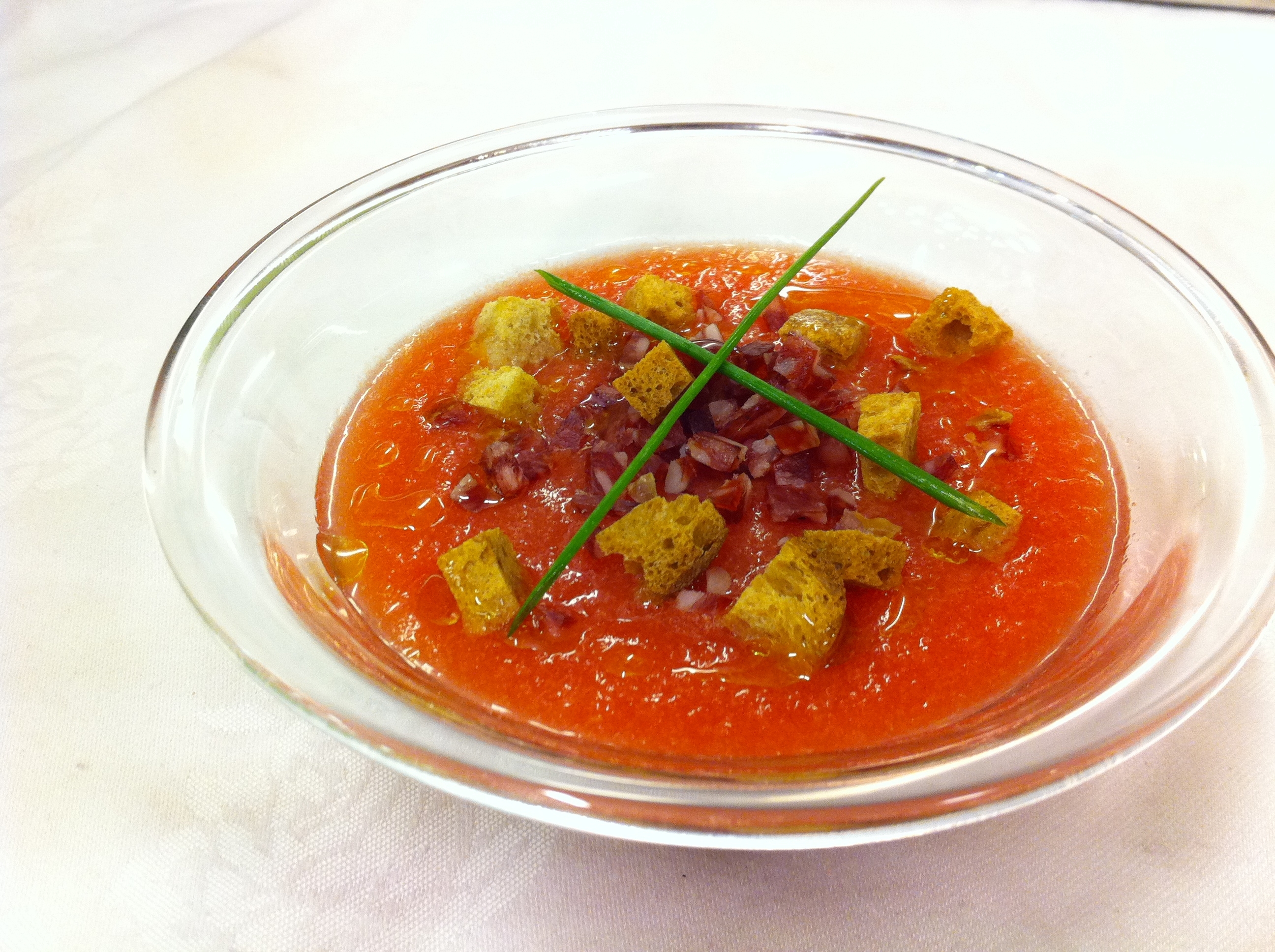 Sopita de tomate de temporada con longaniza y picatostes