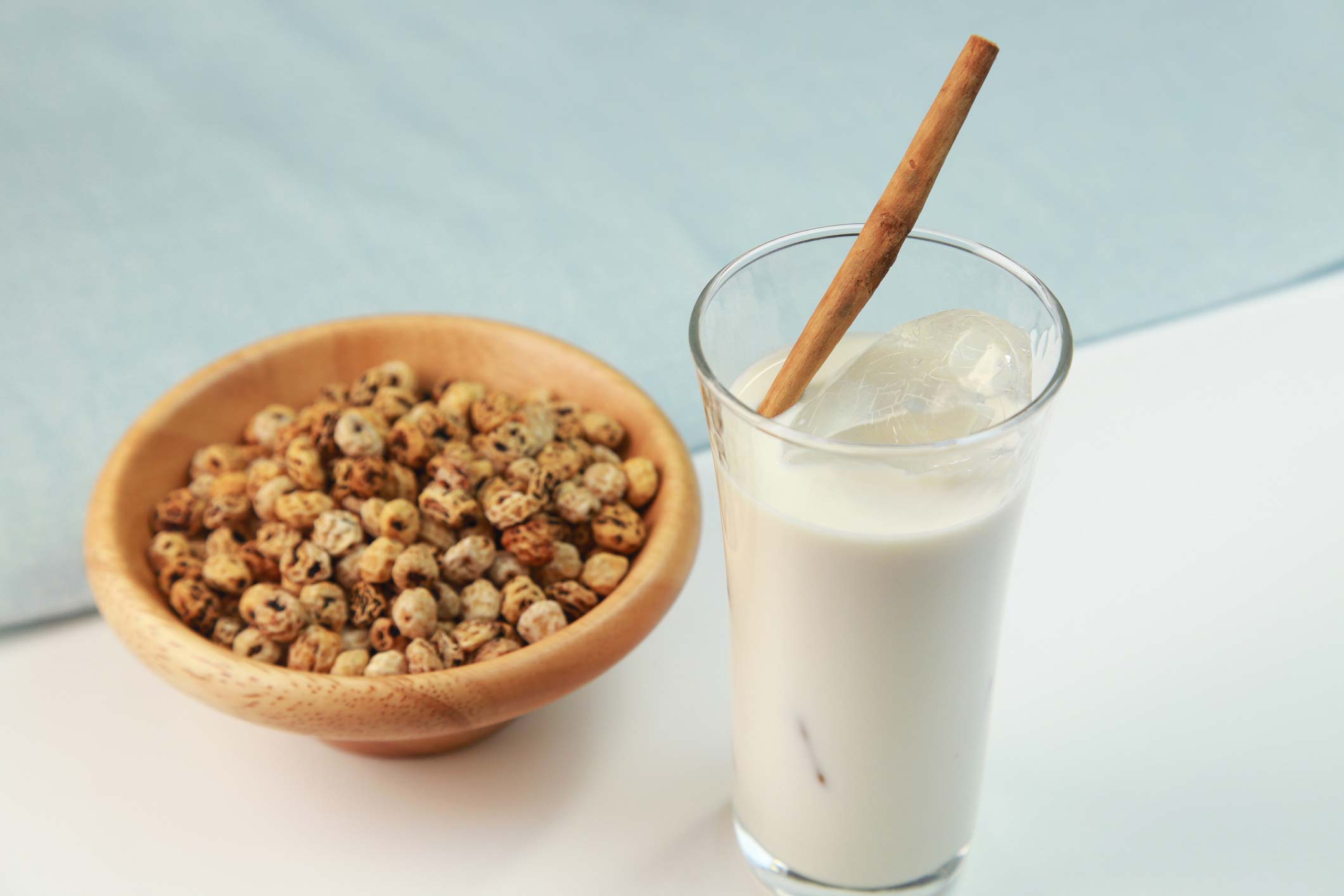 Bizocho con frambuesas, sorbete de frutos rojos y horchata