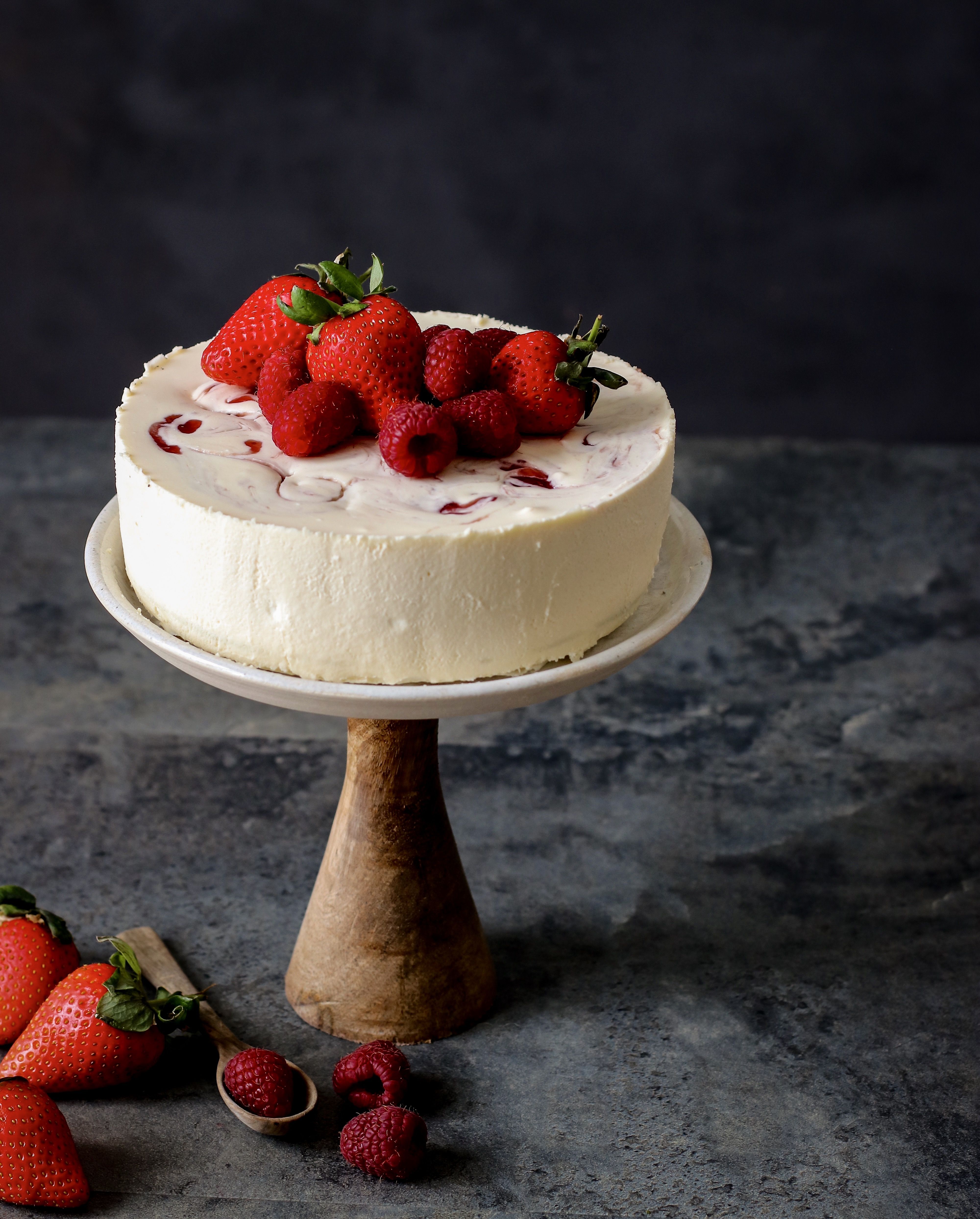 Pastís de xocolata blanca amb fruita vermella