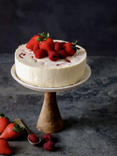 Pastís de xocolata blanca amb fruita vermella