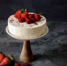 Pastís de xocolata blanca amb fruita vermella