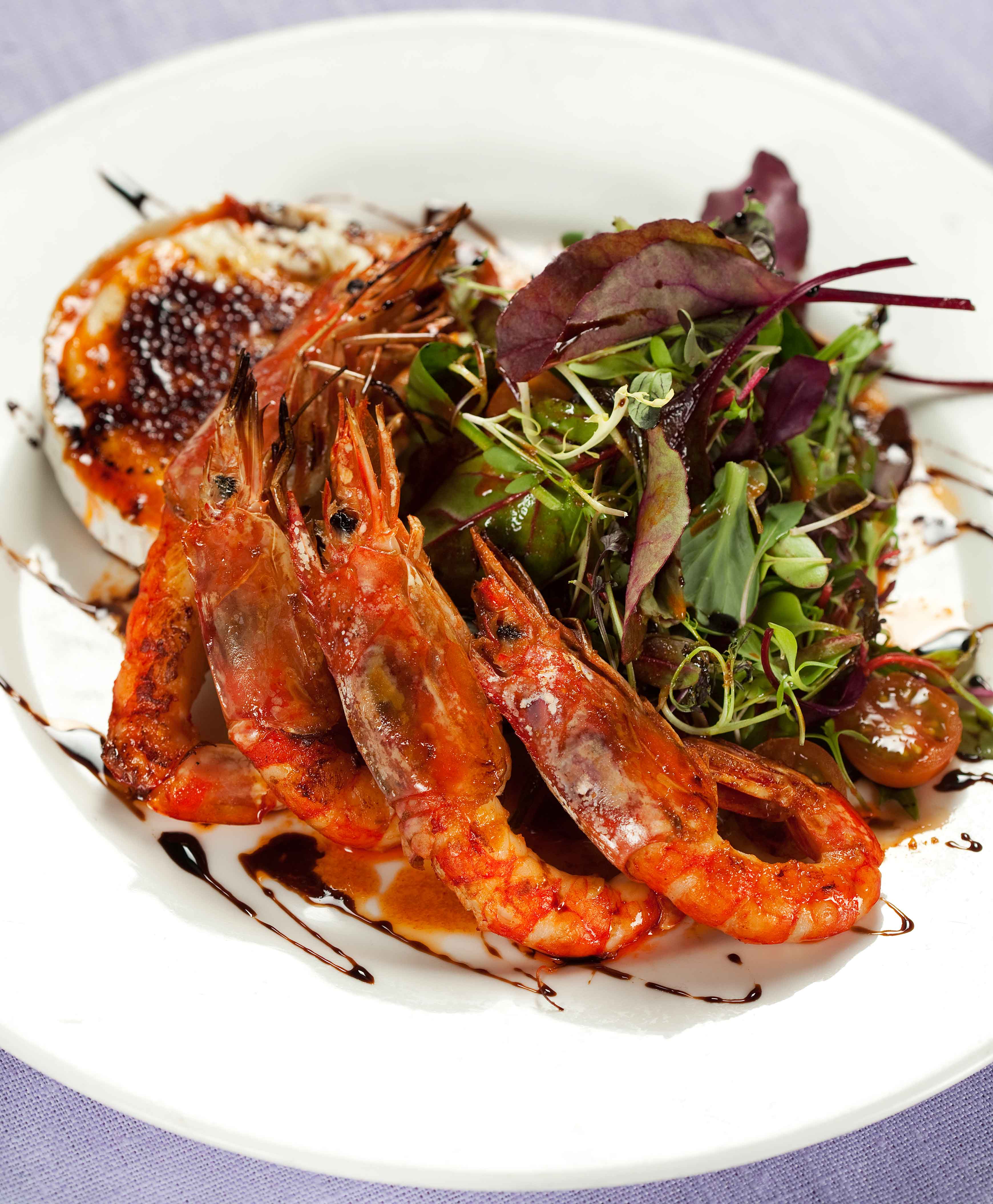 Amanida de verds i gamba llagostinera