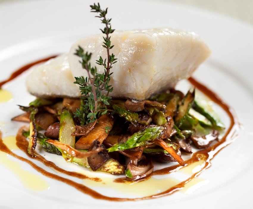 Morro de bacalao confitado con salteado de espárragos y setas