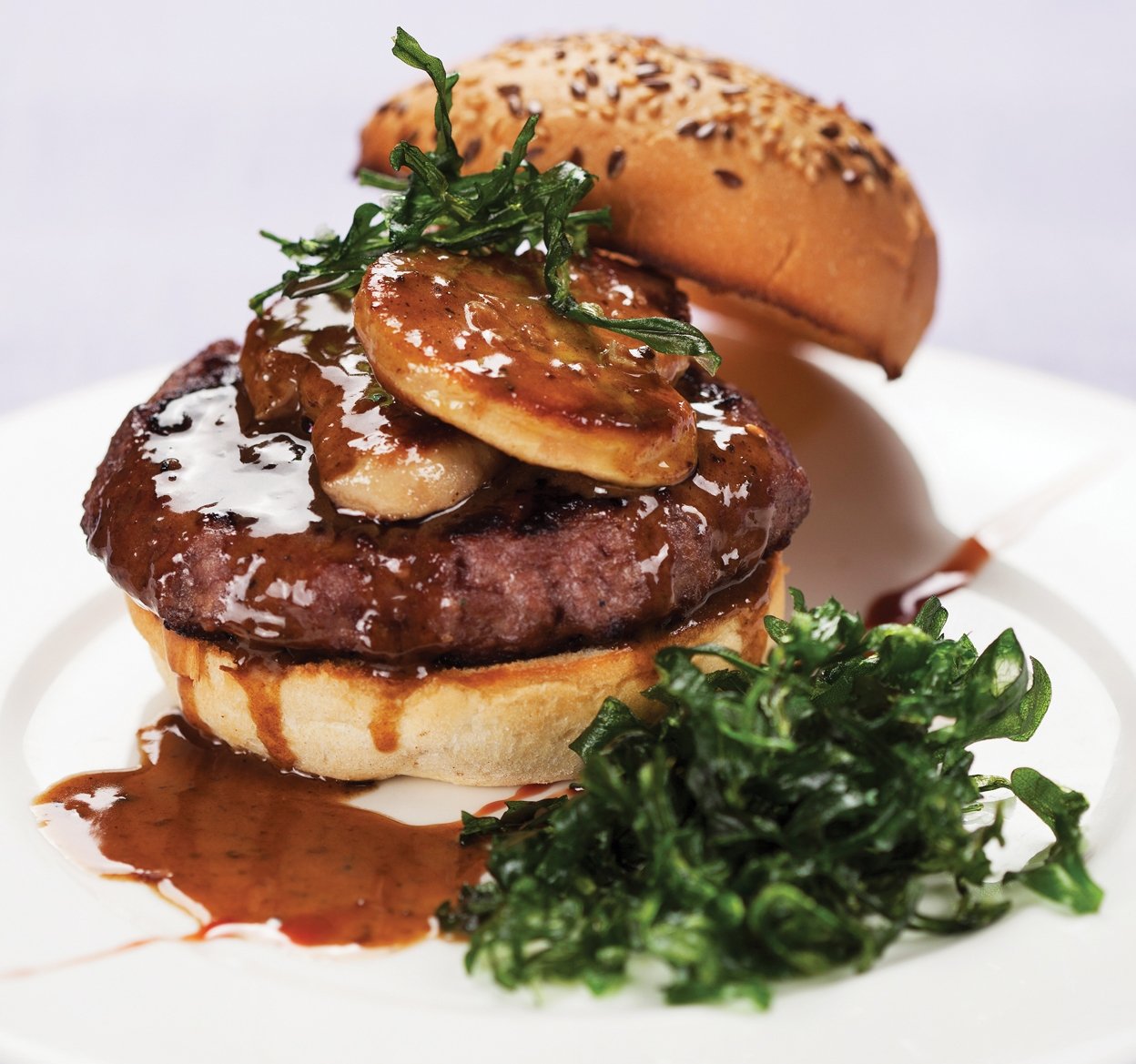 Hamburguesa de ternera con cebolla confitada, foie gras y salsa de trufa