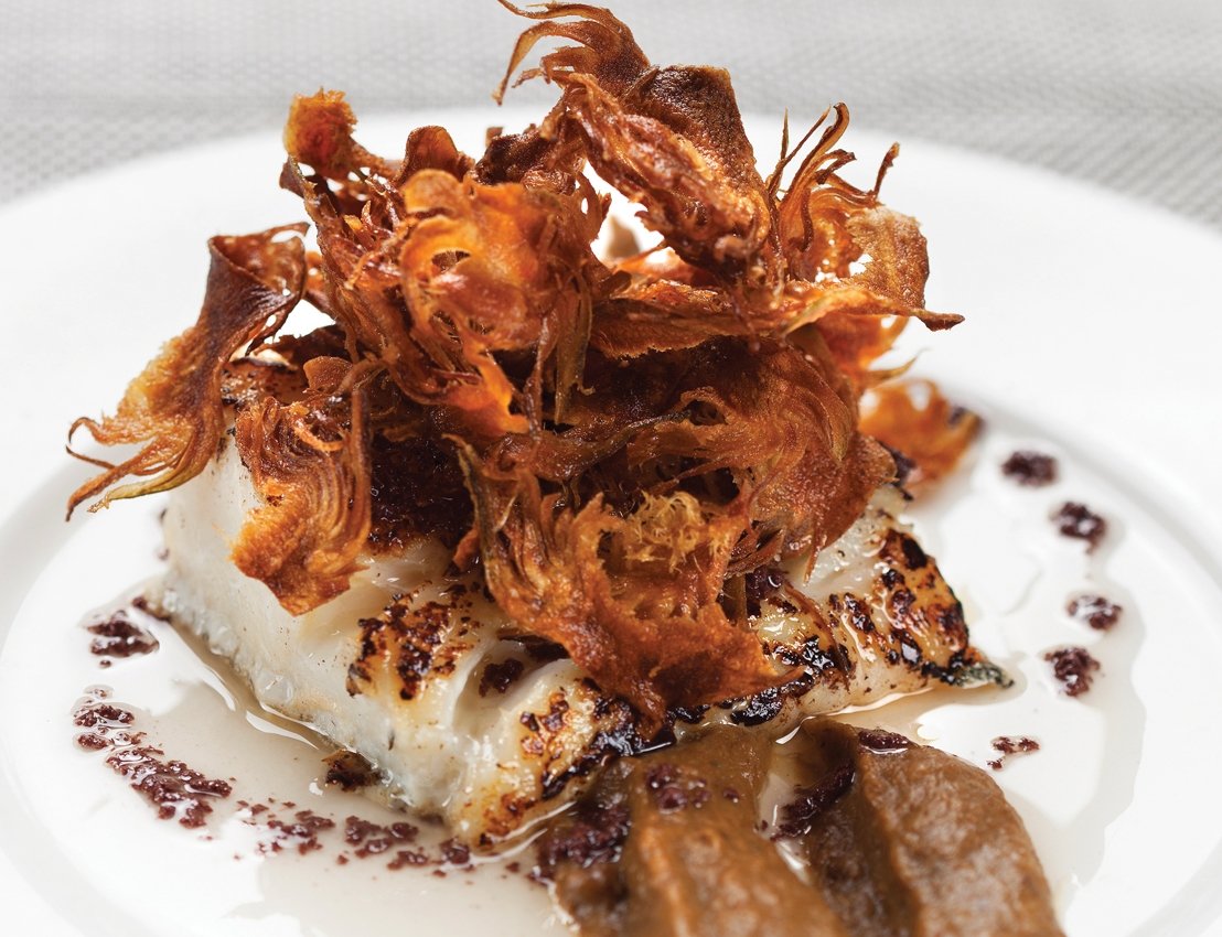 Morro de bacalao a la plancha con dos texturas de alcachofas y olivada negra