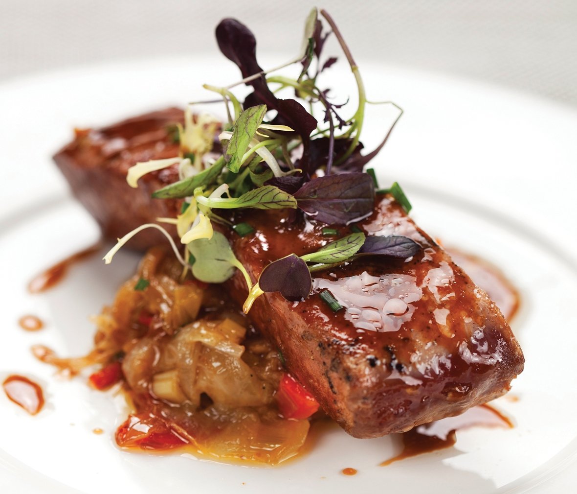 Atún con wok de verduras picants con salsa de soja y melocotón