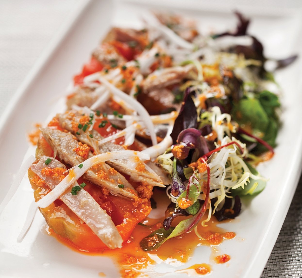 Ensalada de tomate de Montserrat con ventresca y aceite de romesco