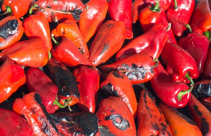 Pan de bonito con emulsión de pimientos del piquillo