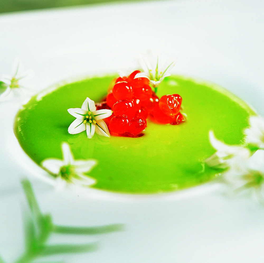 Sopa de guisantes con flores de cebolla