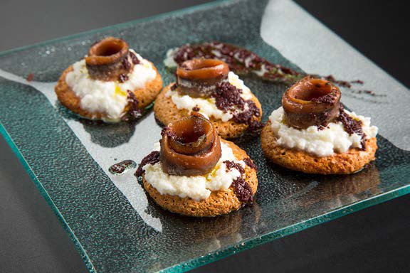 Teulas de coco con requesón, anchoa de l'Escala y olivada