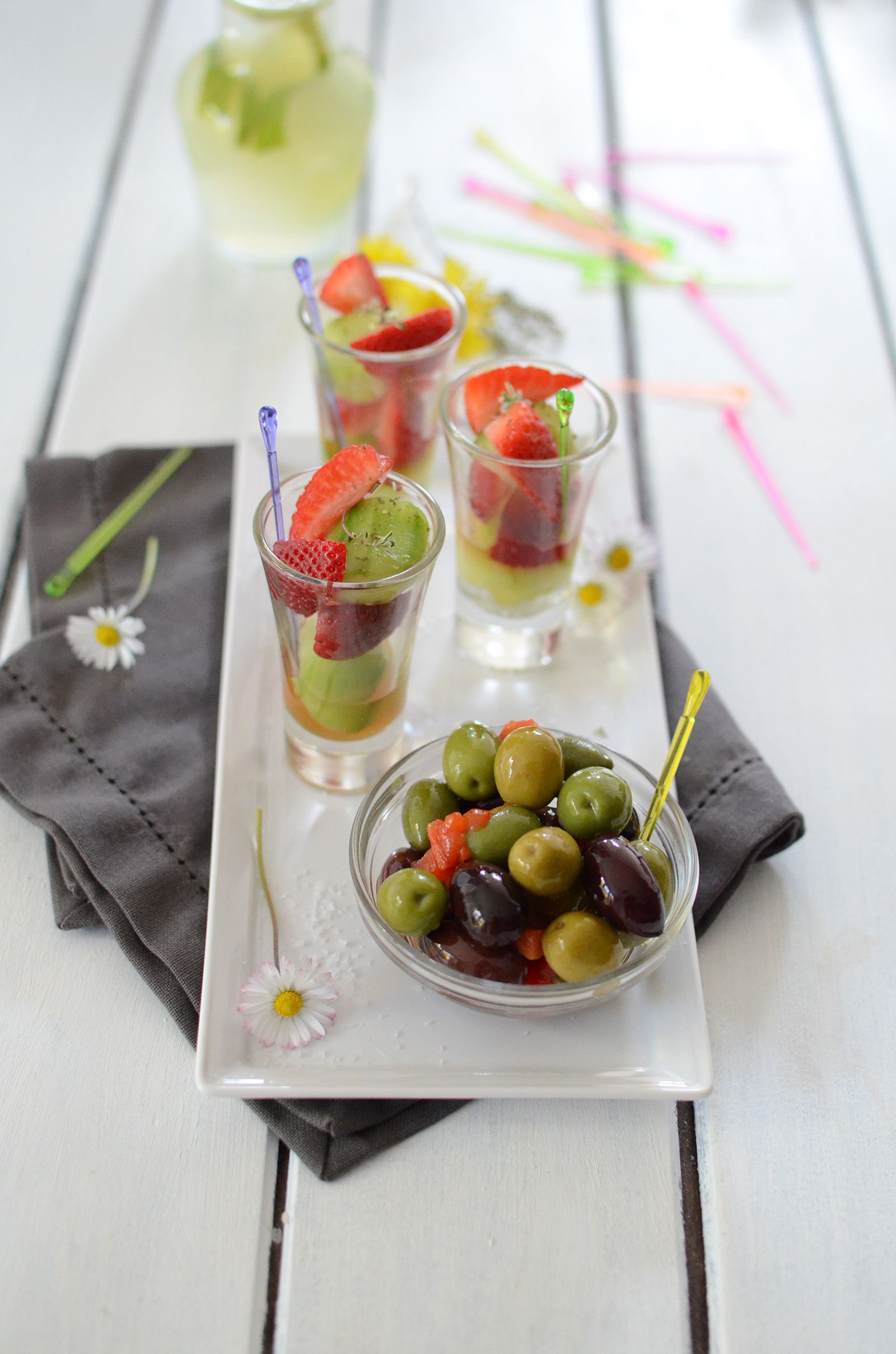 Amanida de maduixes, cogombres i olives