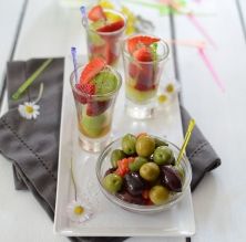 Amanida de maduixes, cogombres i olives