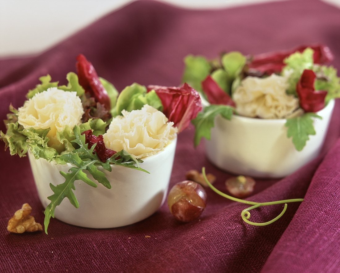 Miniensaladas con flor de parmesano