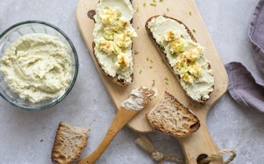 Tosta con crema de alcachofas y huevos revueltos