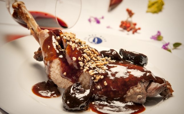 Gallo negro del Penedès con crumble de frutos secos, orejones y reducción de cabernet