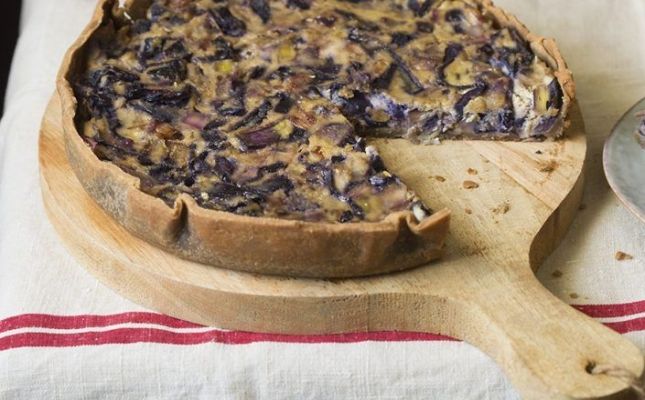 Quiche vegana de col llombarda i porros