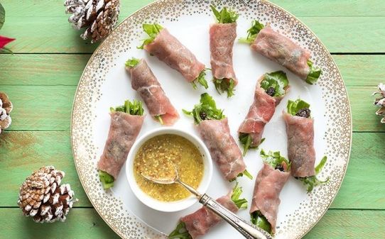 Pinchos de carpacho con rúcula, pasas y aliño de aceite de oliva virgen extra y mostaza