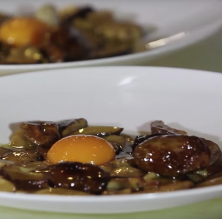 Escabetx de ceps amb vinagre de Mòdena amb rovell d'ou