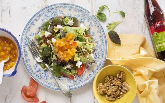 Ensalada de tomates con queso de cabra, aguacate y vinagreta de chutney