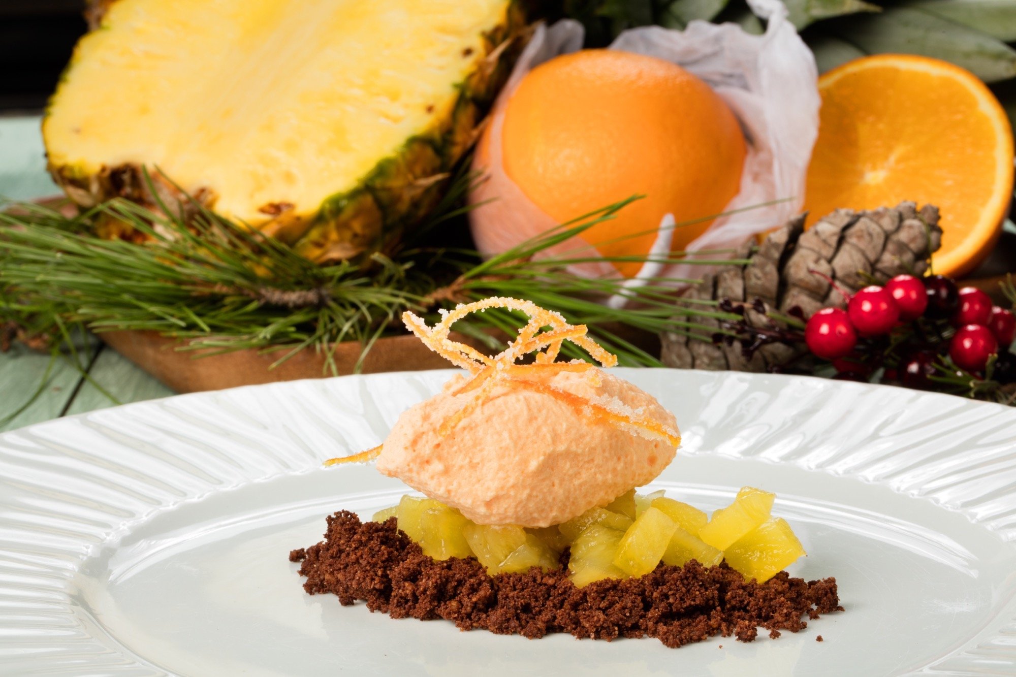 Piña asada, mousse de caqui y naranja y arena de cacao