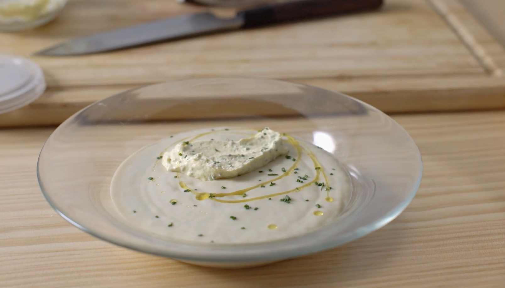Crema de puerros y aliñado de salmón y aguacates