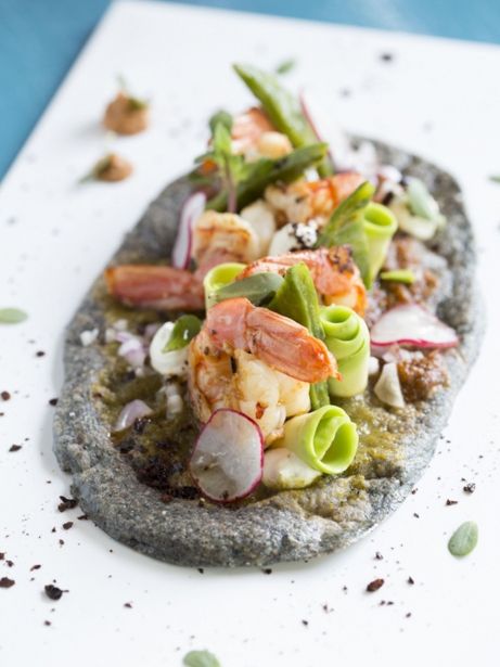 Huarache de maíz azul con gambas al ajillo y nopal ecològico asado de nuestro huerto