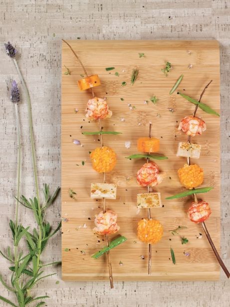 Brochetas de colas de gamba y vegetales