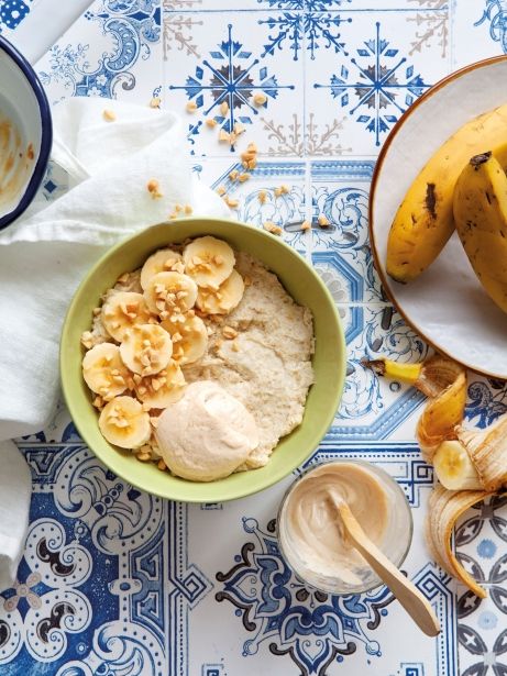 'Porridge' con coco y cacahuetes