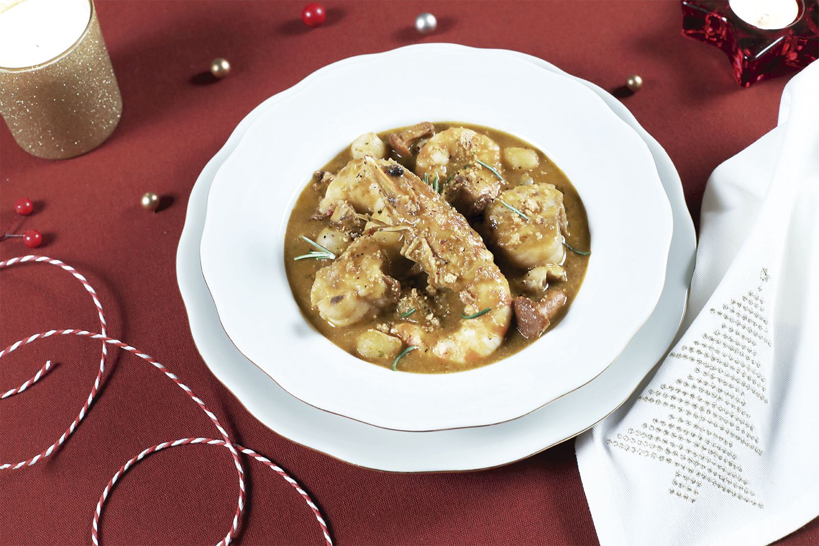 Ragoût de rap amb bolets, llagostins i crumble d'avellanes