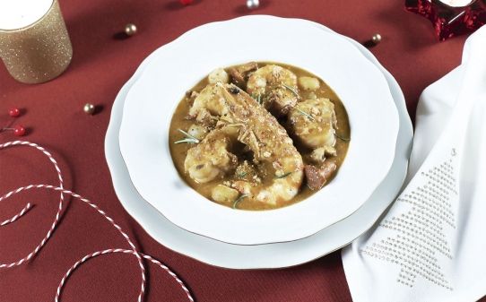 Ragout de rape con setas, langostinos y crumble de avellanas