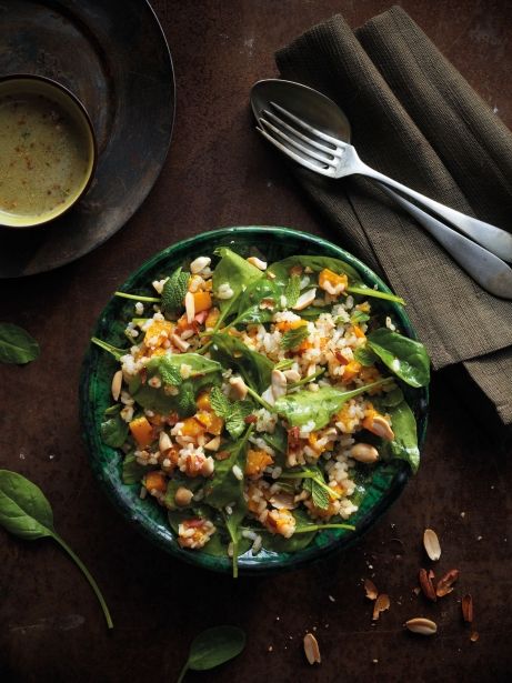 Ensalada de espinacas con calabaza y arroz integral