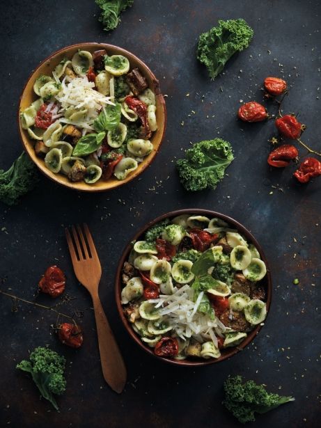 Pasta con pesto de kale, berenjena y tomates