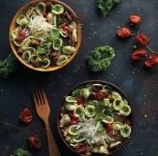 Pasta amb pesto de col verda, albergínia i tomàquets